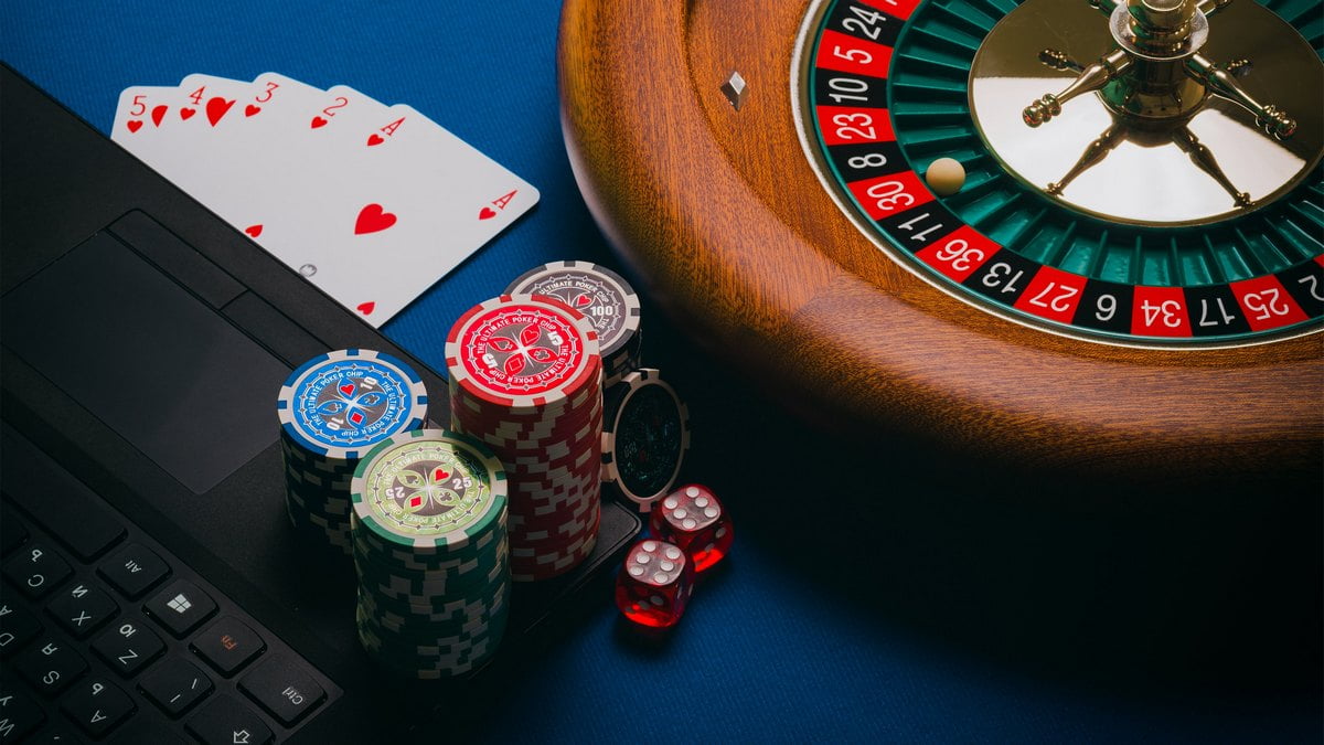 Hur fungerar insättningar och uttag på online casinon?